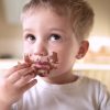 Criança pequena pode comer açúcar? Nutricionista comenta
