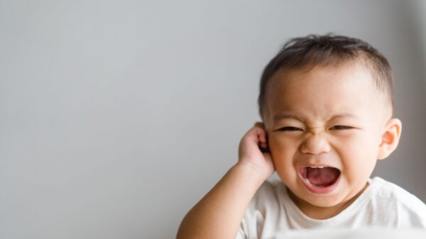Seu filho está com zumbido no ouvido? Saiba o que pode ser