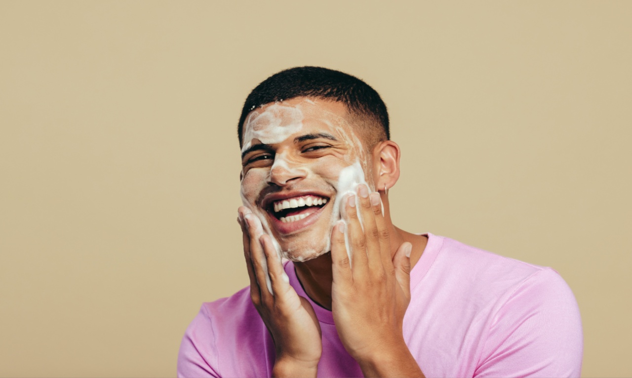 Especialistas dão dicas valiosas para homens que querem fazer skincare